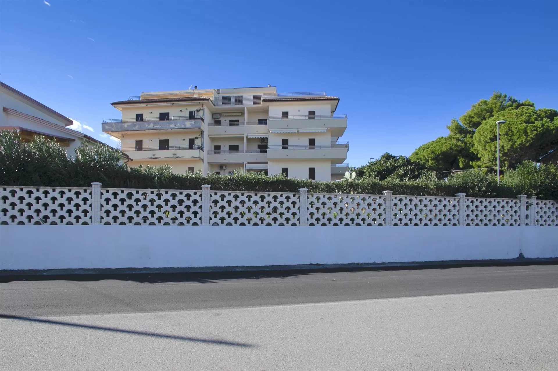 Velký apartmán s terasou a výhledem na moře v Roseto Capo Spulico