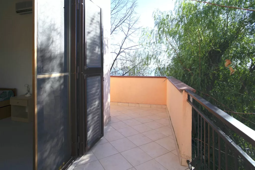 Řadová vila s úchvatným výhledem na moře v kondominiu Baia del Castello