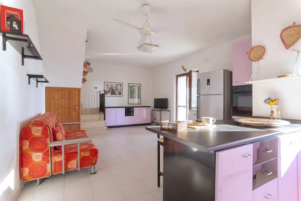 Řadová vila s úchvatným výhledem na moře v kondominiu Baia del Castello