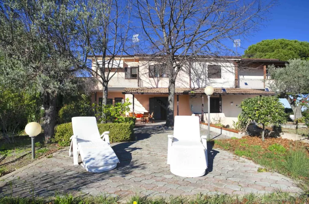 Řadová vila s úchvatným výhledem na moře v kondominiu Baia del Castello