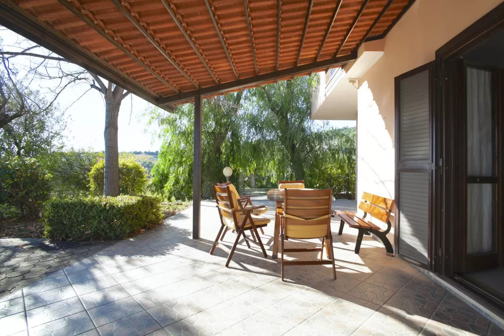 Řadová vila s úchvatným výhledem na moře v kondominiu Baia del Castello