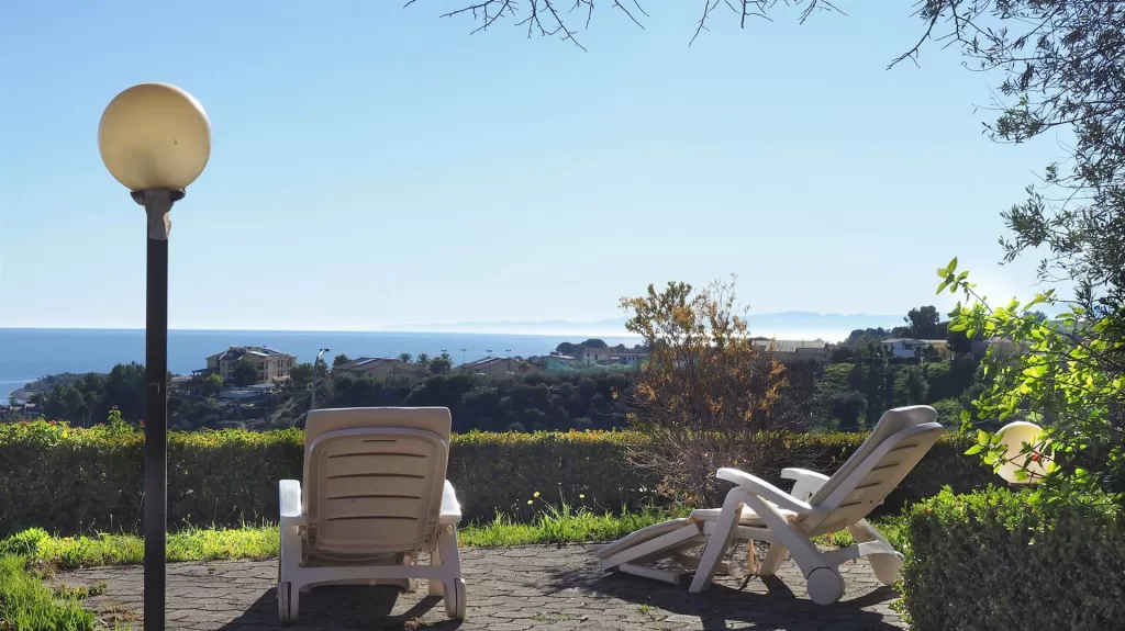 Řadová vila s úchvatným výhledem na moře v kondominiu Baia del Castello