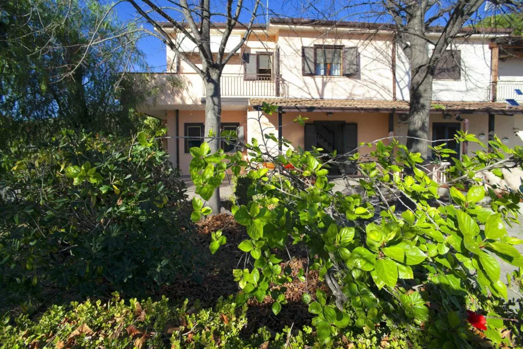 Řadová vila s úchvatným výhledem na moře v kondominiu Baia del Castello