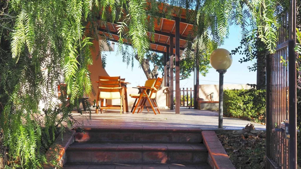 Řadová vila s úchvatným výhledem na moře v kondominiu Baia del Castello