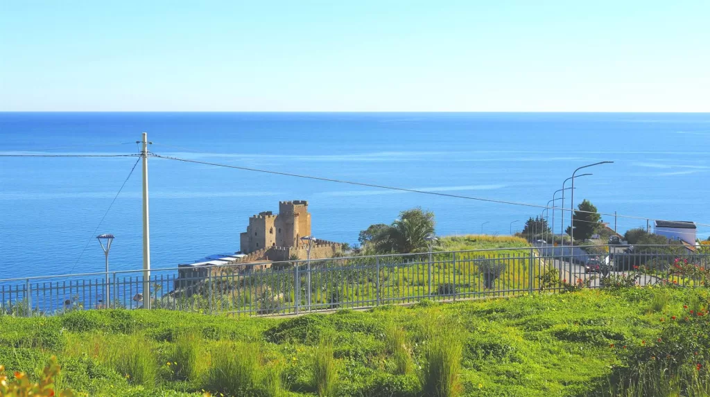 Řadová vila s úchvatným výhledem na moře v kondominiu Baia del Castello