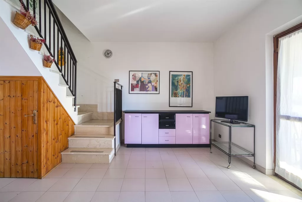 Řadová vila s úchvatným výhledem na moře v kondominiu Baia del Castello