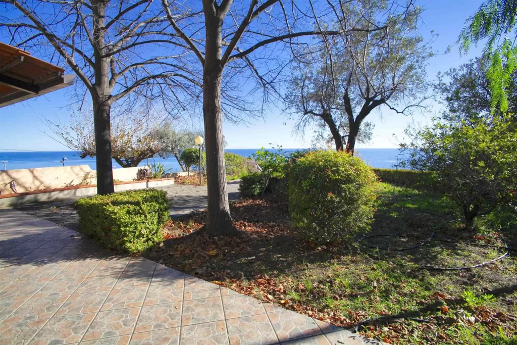 Řadová vila s úchvatným výhledem na moře v kondominiu Baia del Castello