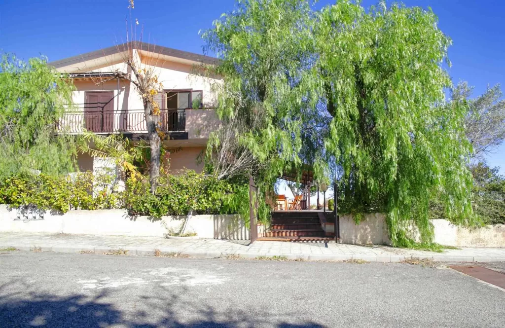 Řadová vila s úchvatným výhledem na moře v kondominiu Baia del Castello