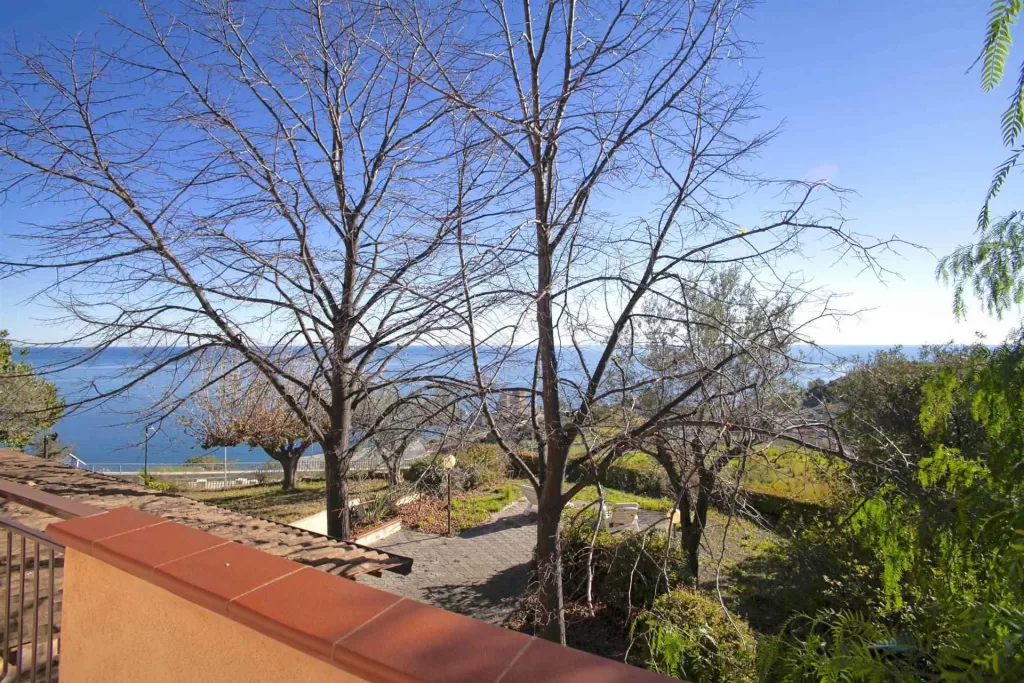 Řadová vila s úchvatným výhledem na moře v kondominiu Baia del Castello