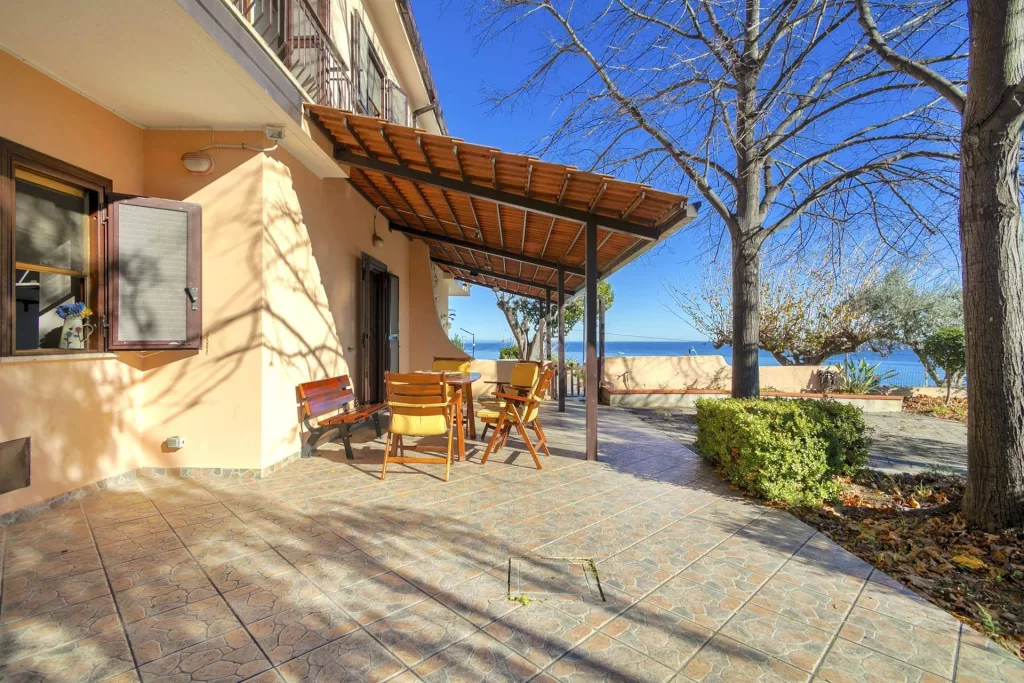 Řadová vila s úchvatným výhledem na moře v kondominiu Baia del Castello