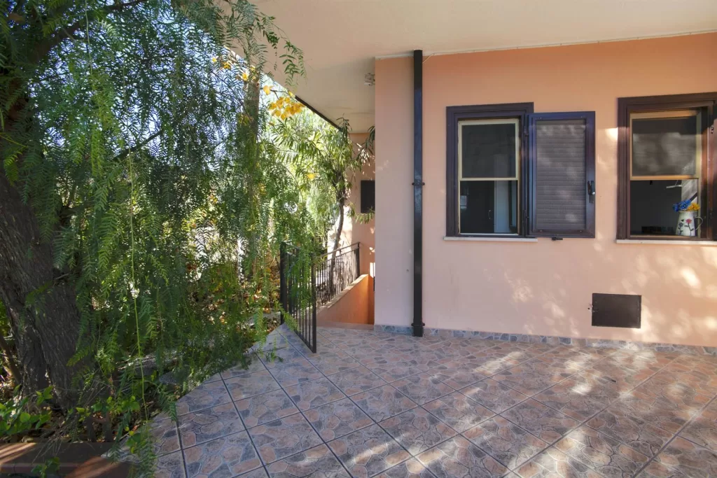 Řadová vila s úchvatným výhledem na moře v kondominiu Baia del Castello